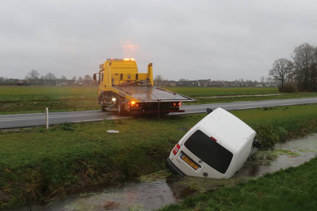 Bestelauto belandt in de sloot