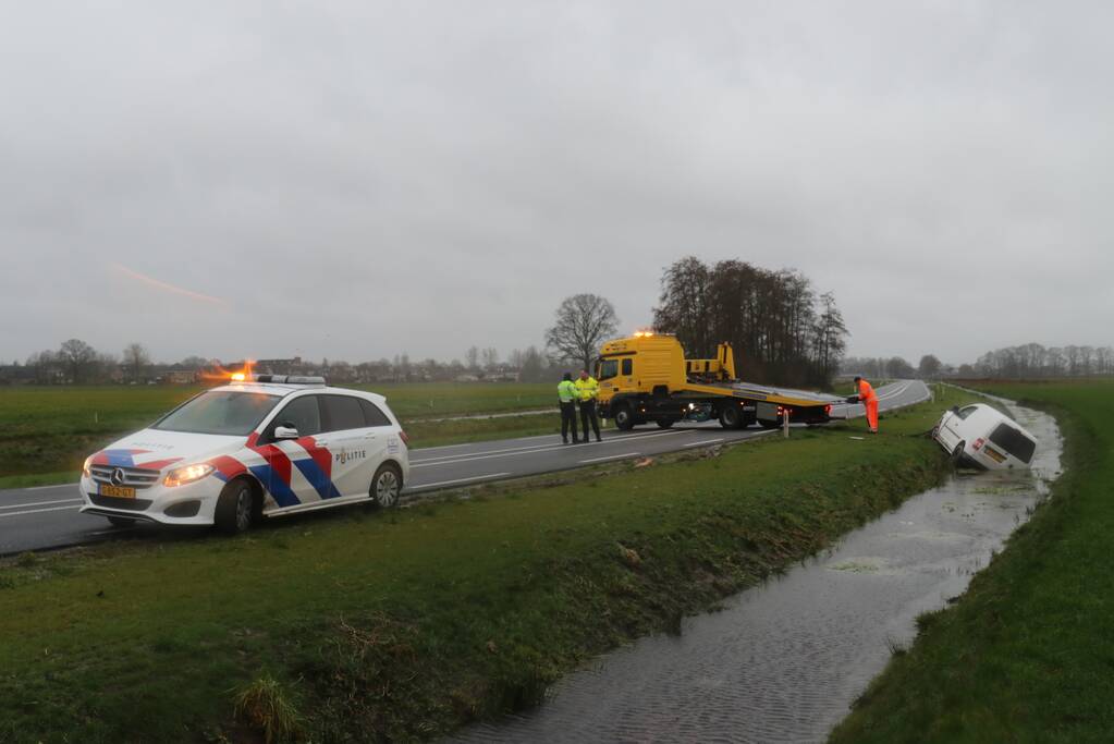 Bestelauto belandt in de sloot