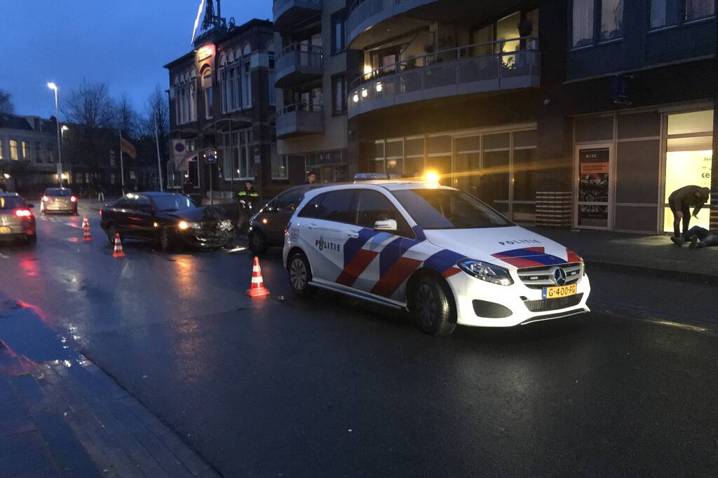 Twee auto's botsen frontaal op elkaar