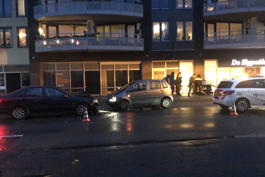 Twee auto's botsen frontaal op elkaar