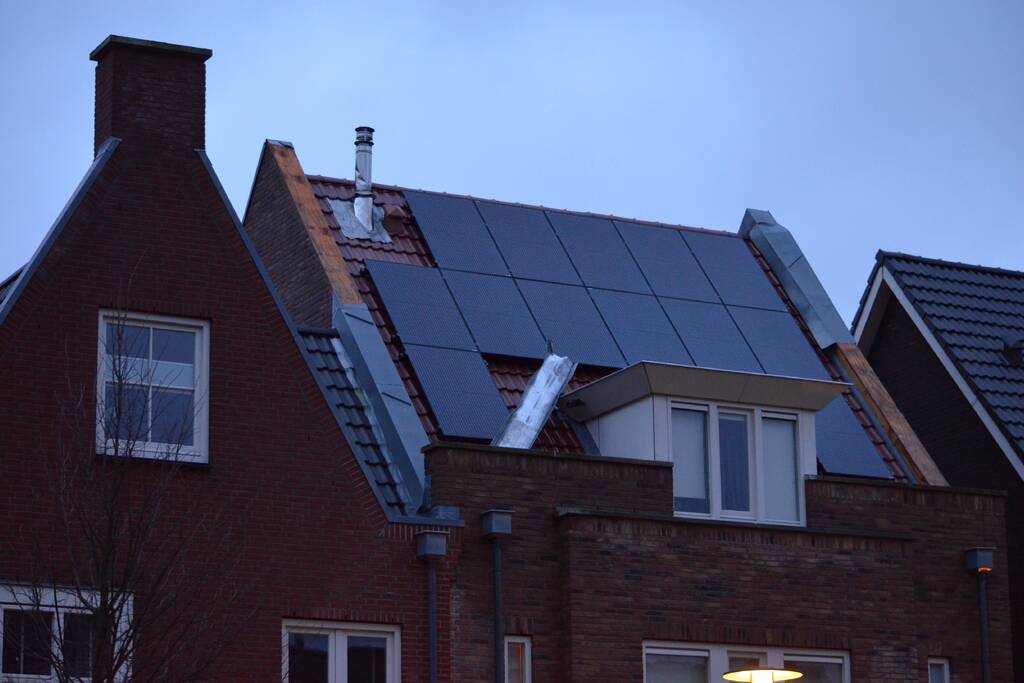 Opnieuw loshangende dakplaten aan woning
