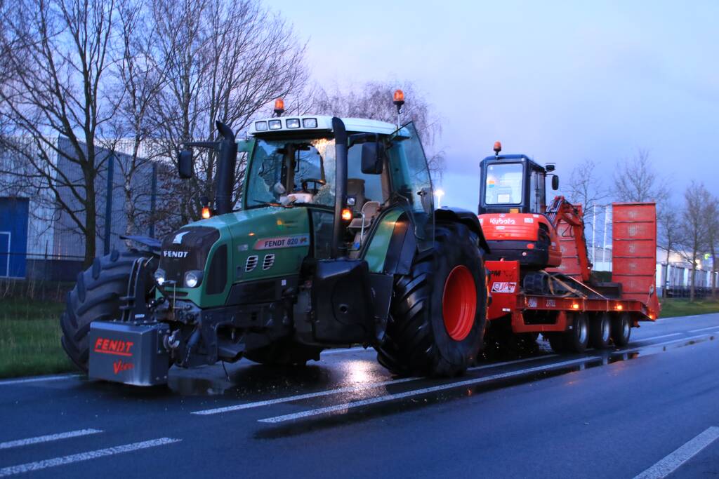 Bestelbus botst frontaal met tractor