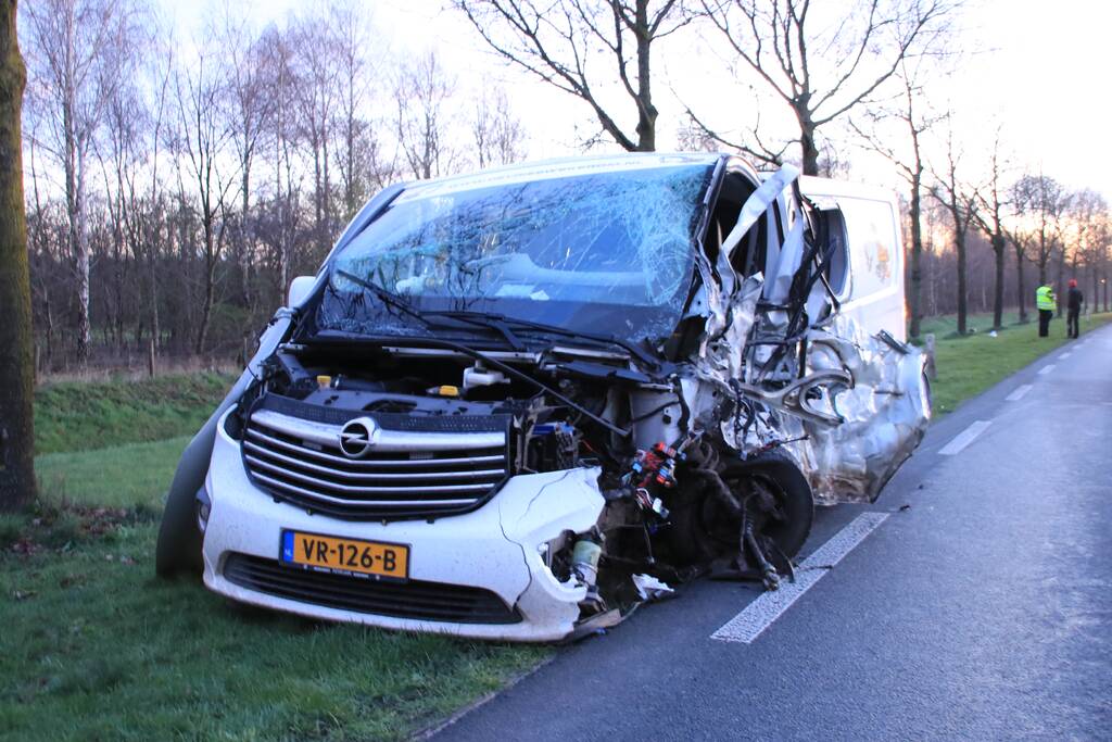 Bestelbus botst frontaal met tractor