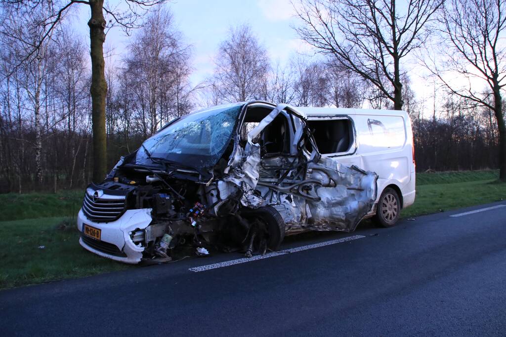 Bestelbus botst frontaal met tractor
