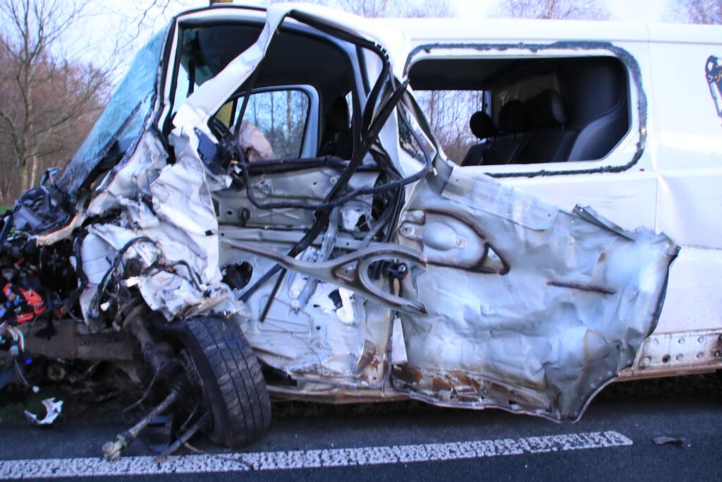 Bestelbus botst frontaal met tractor