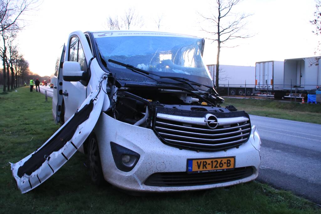 Bestelbus botst frontaal met tractor
