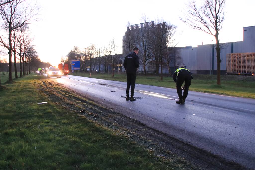 Bestelbus botst frontaal met tractor
