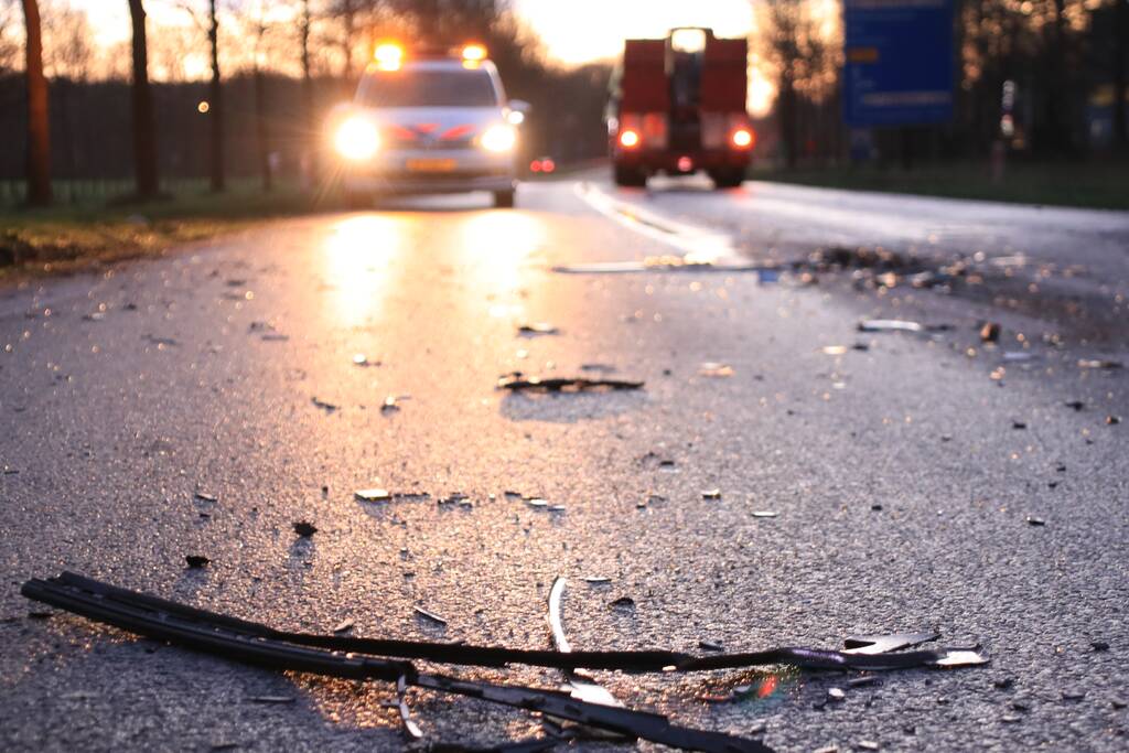 Bestelbus botst frontaal met tractor
