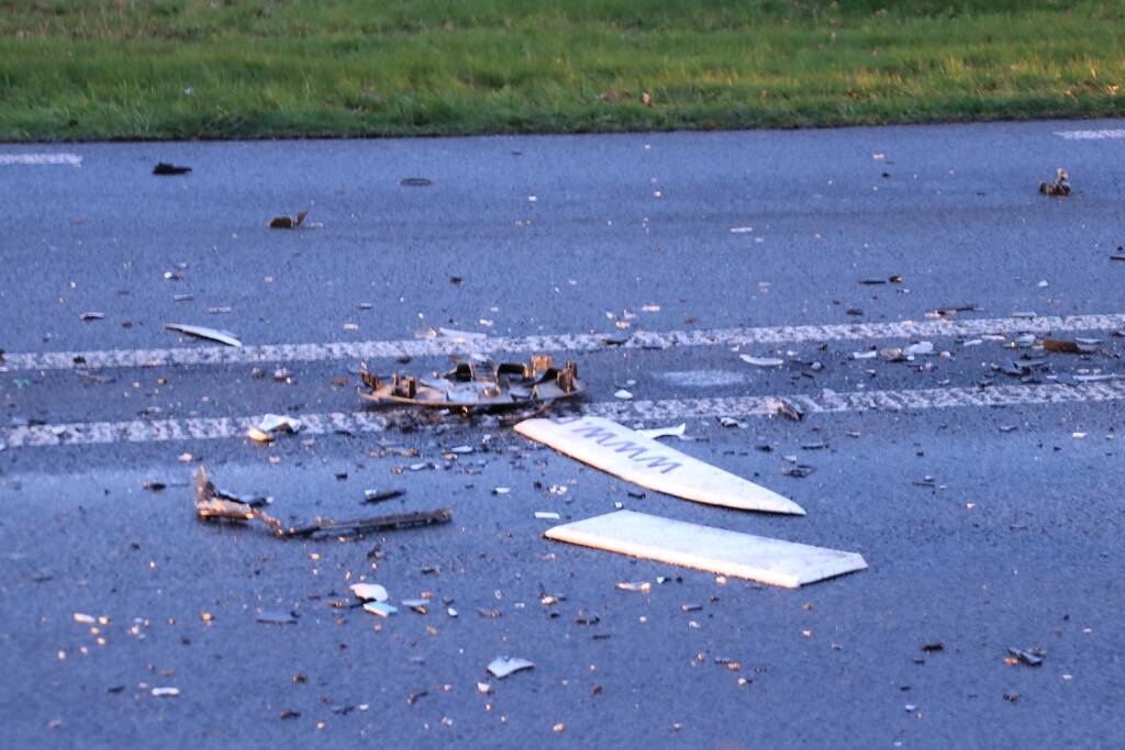 Bestelbus botst frontaal met tractor