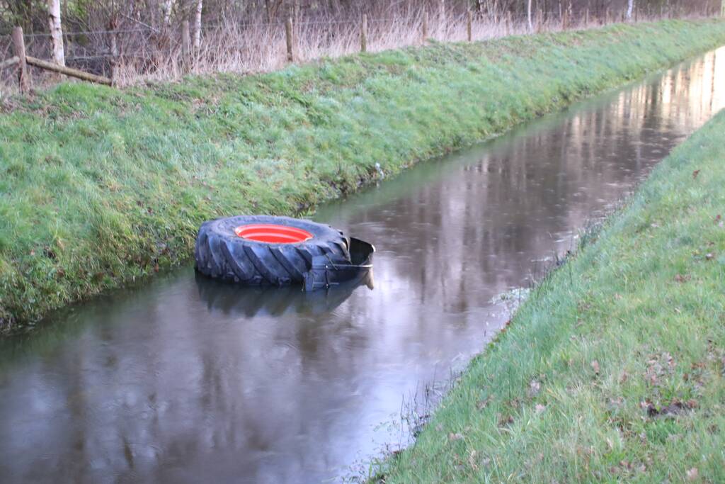 Bestelbus botst frontaal met tractor