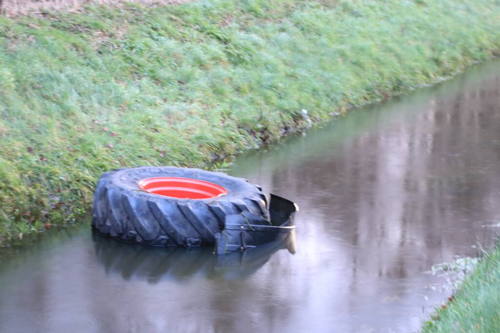 Bestelbus botst frontaal met tractor