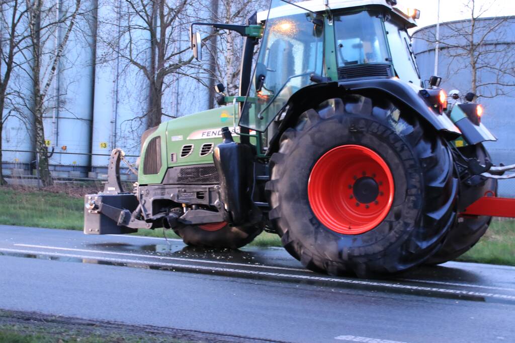 Bestelbus botst frontaal met tractor