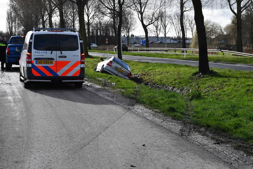 Auto raakt van de weg en belandt in greppel