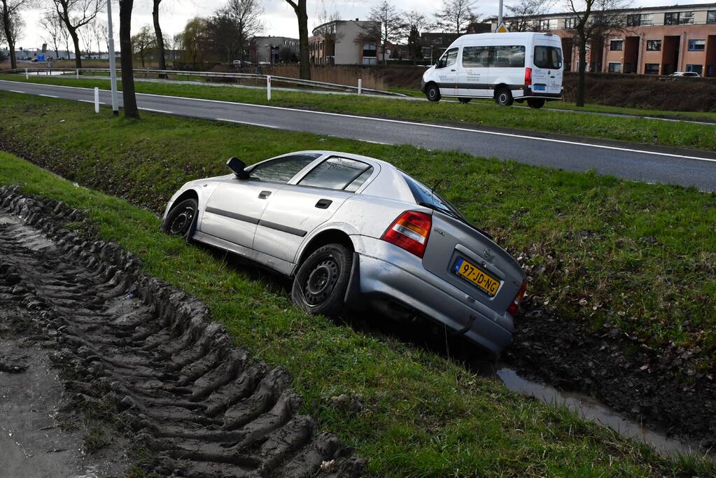 Auto raakt van de weg en belandt in greppel