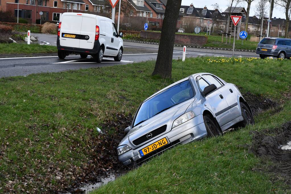 Auto raakt van de weg en belandt in greppel
