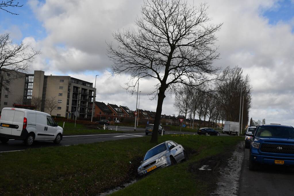 Auto raakt van de weg en belandt in greppel