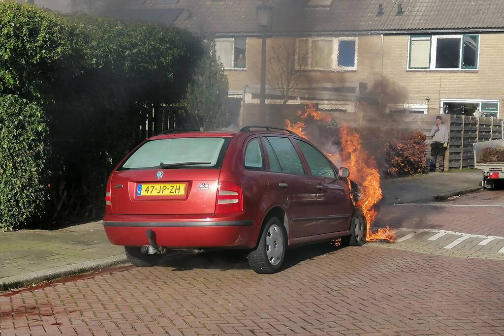 Auto vliegt spontaan in brand