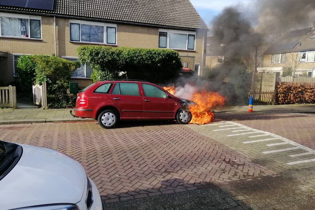 Auto vliegt spontaan in brand
