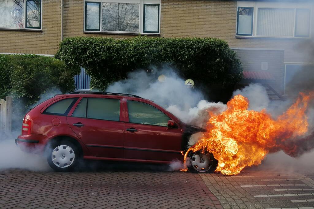 Auto vliegt spontaan in brand