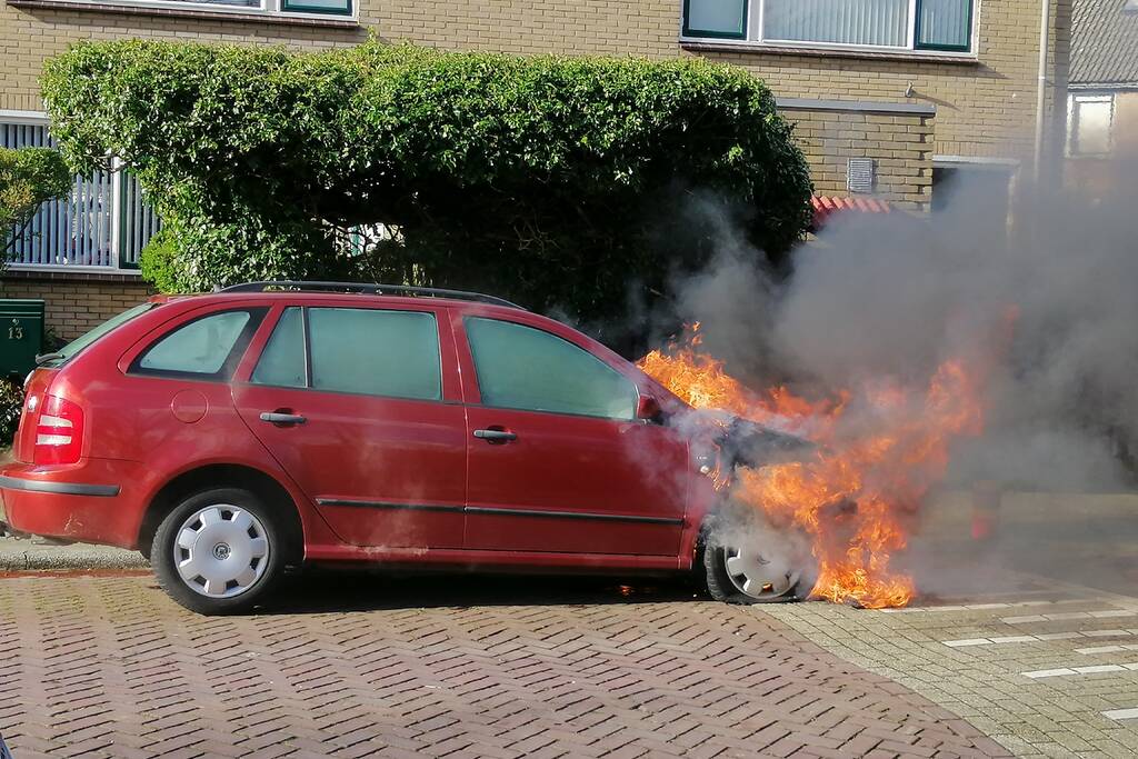 Auto vliegt spontaan in brand