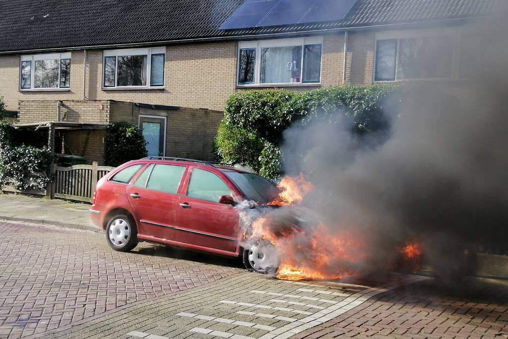 Auto vliegt spontaan in brand
