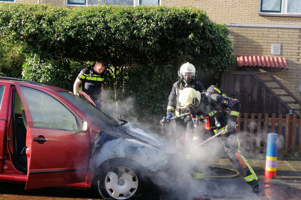 Auto vliegt spontaan in brand