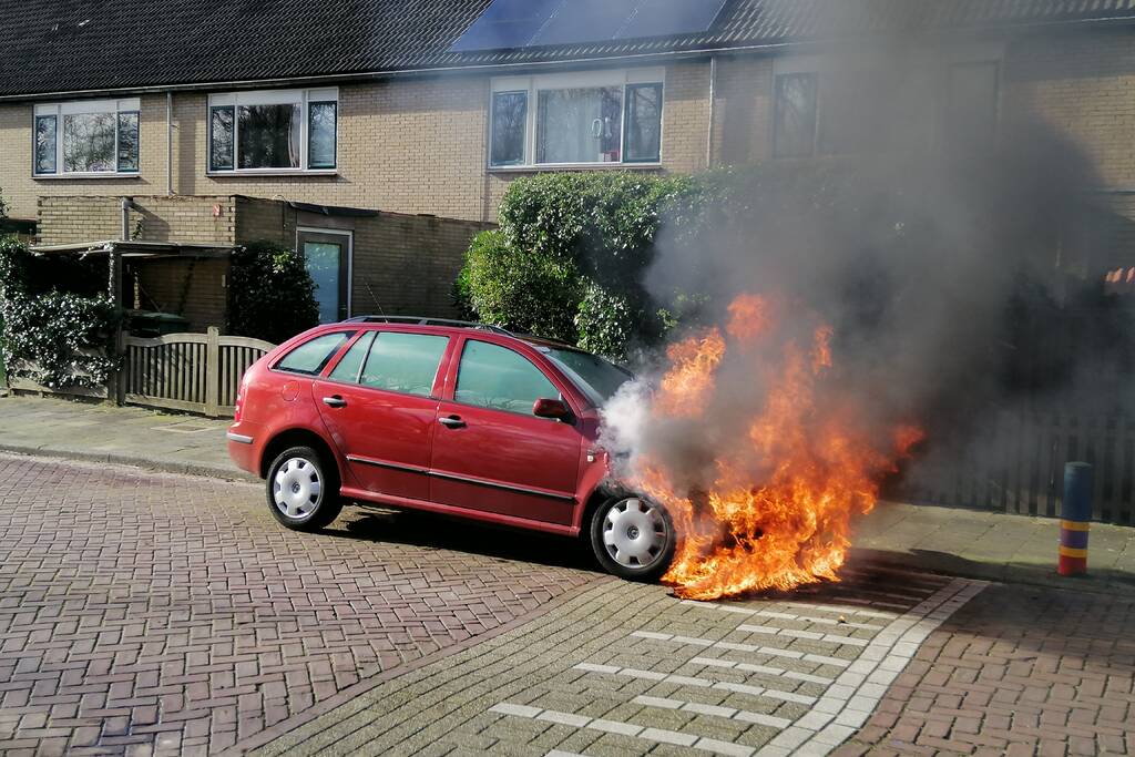 Auto vliegt spontaan in brand