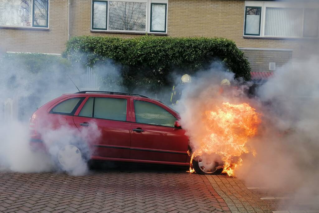 Auto vliegt spontaan in brand