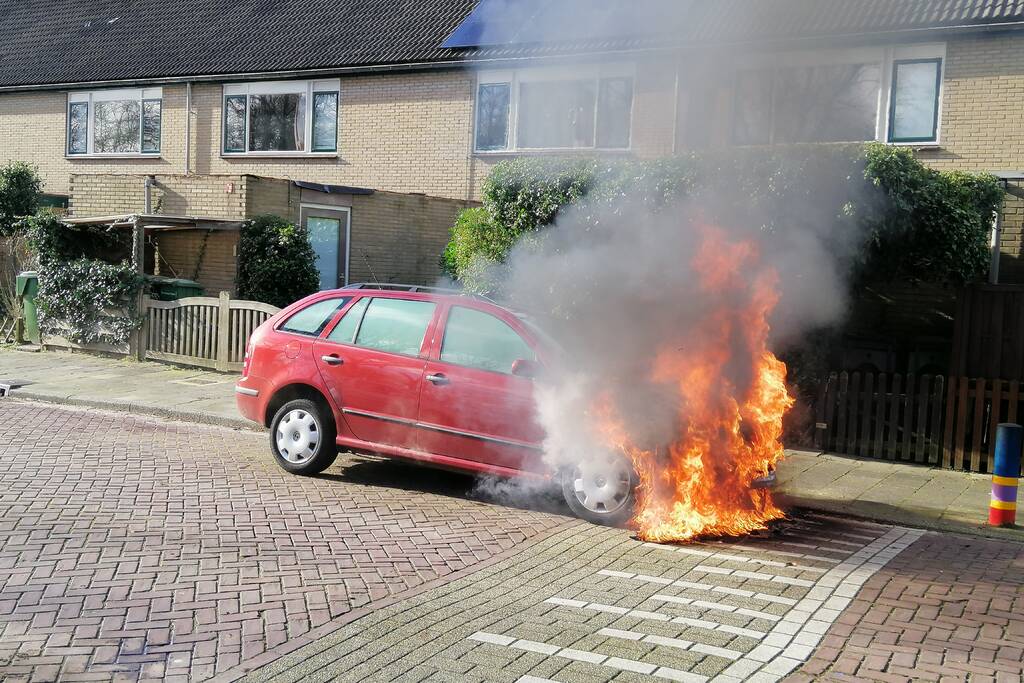 Auto vliegt spontaan in brand