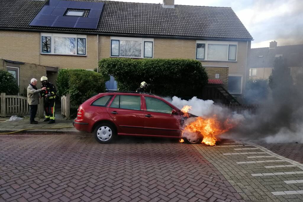 Auto vliegt spontaan in brand