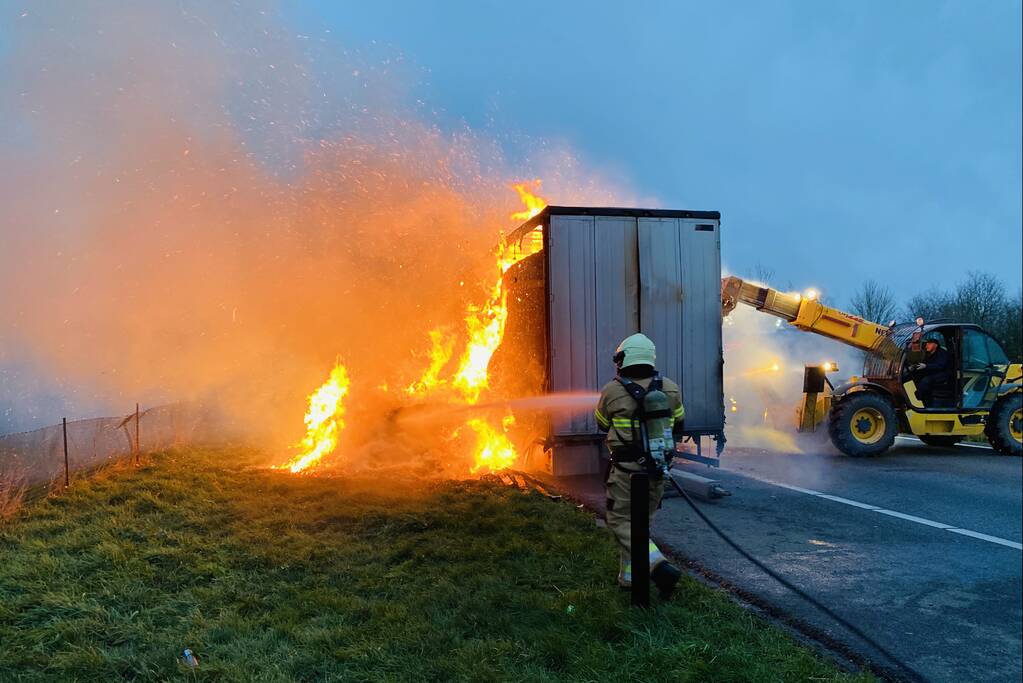 Vrachtwagen met stro vliegt in brand