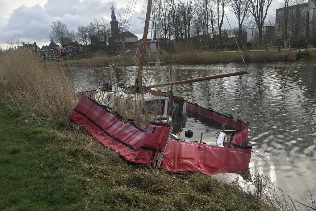 Olieschermen geplaatst om zinkende boot