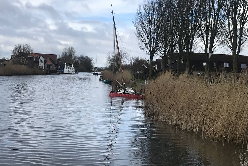Olieschermen geplaatst om zinkende boot