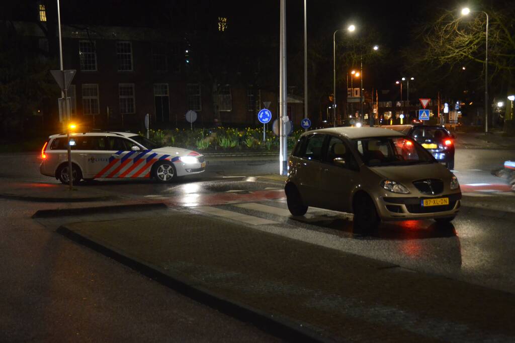 Auto schept voetganger