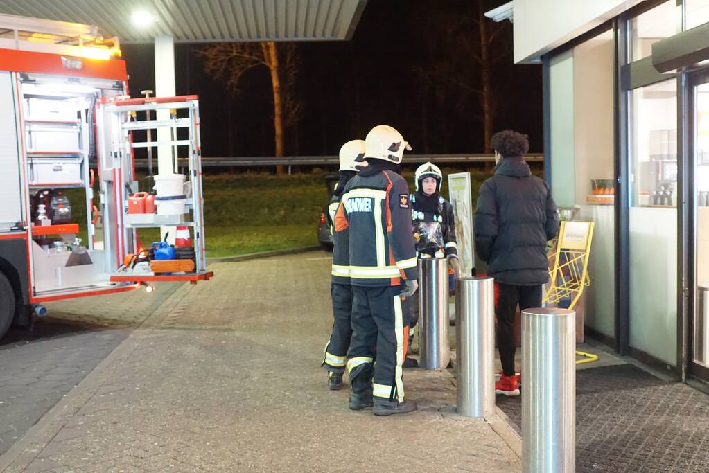 Tankstation op snelweg afgesloten na sissend geluid in auto
