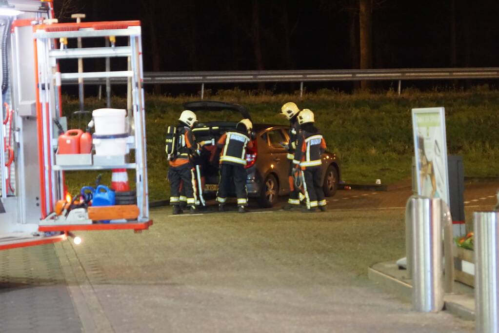 Tankstation op snelweg afgesloten na sissend geluid in auto