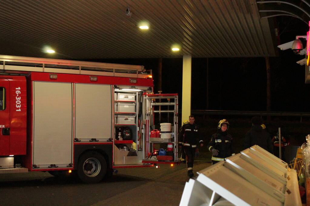 Tankstation op snelweg afgesloten na sissend geluid in auto