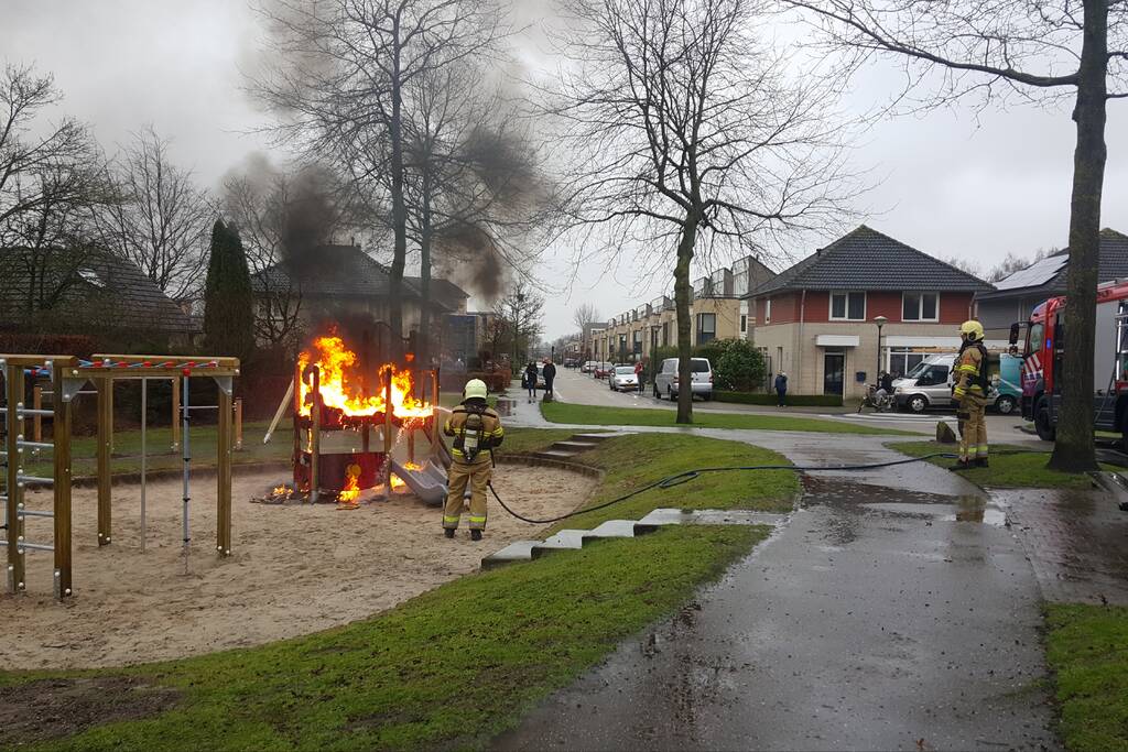 Jongeren steken speeltoestel in brand
