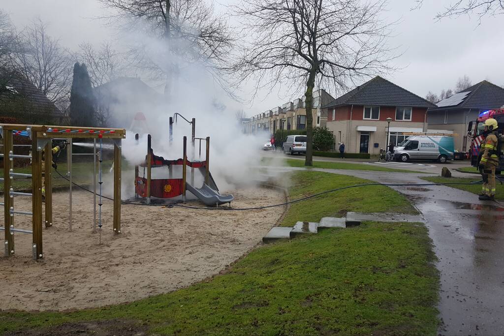 Jongeren steken speeltoestel in brand