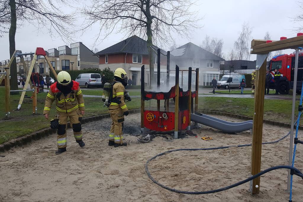 Jongeren steken speeltoestel in brand
