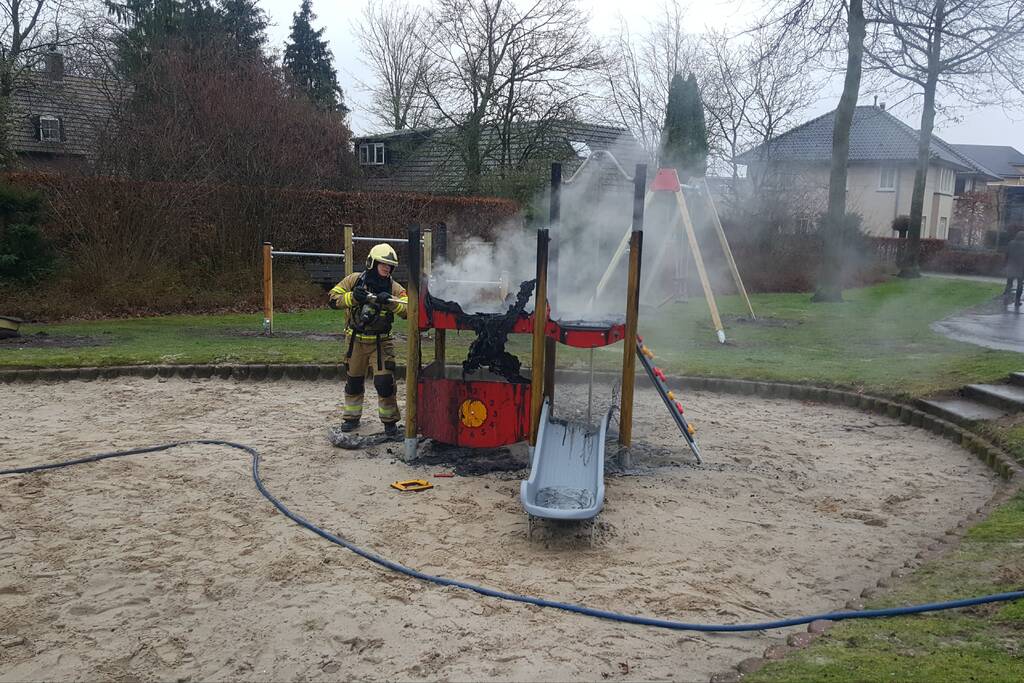 Jongeren steken speeltoestel in brand