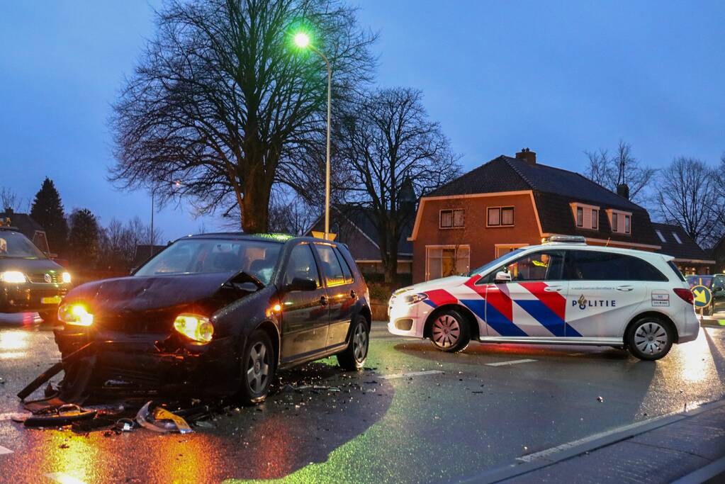 Veel schade bij aanrijding met twee auto's