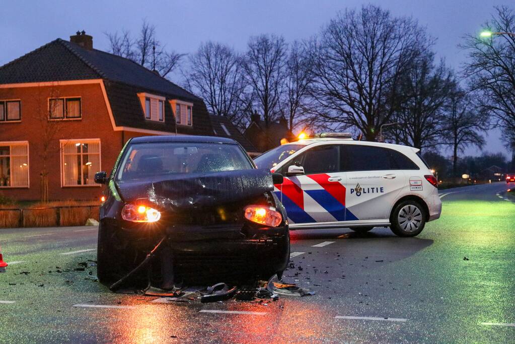 Veel schade bij aanrijding met twee auto's