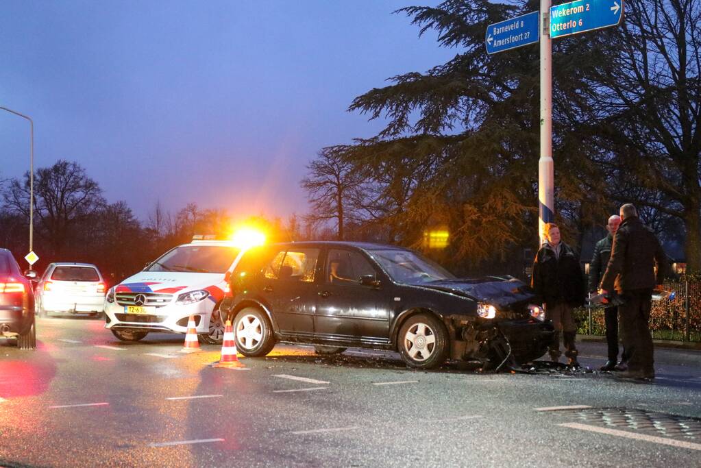 Veel schade bij aanrijding met twee auto's