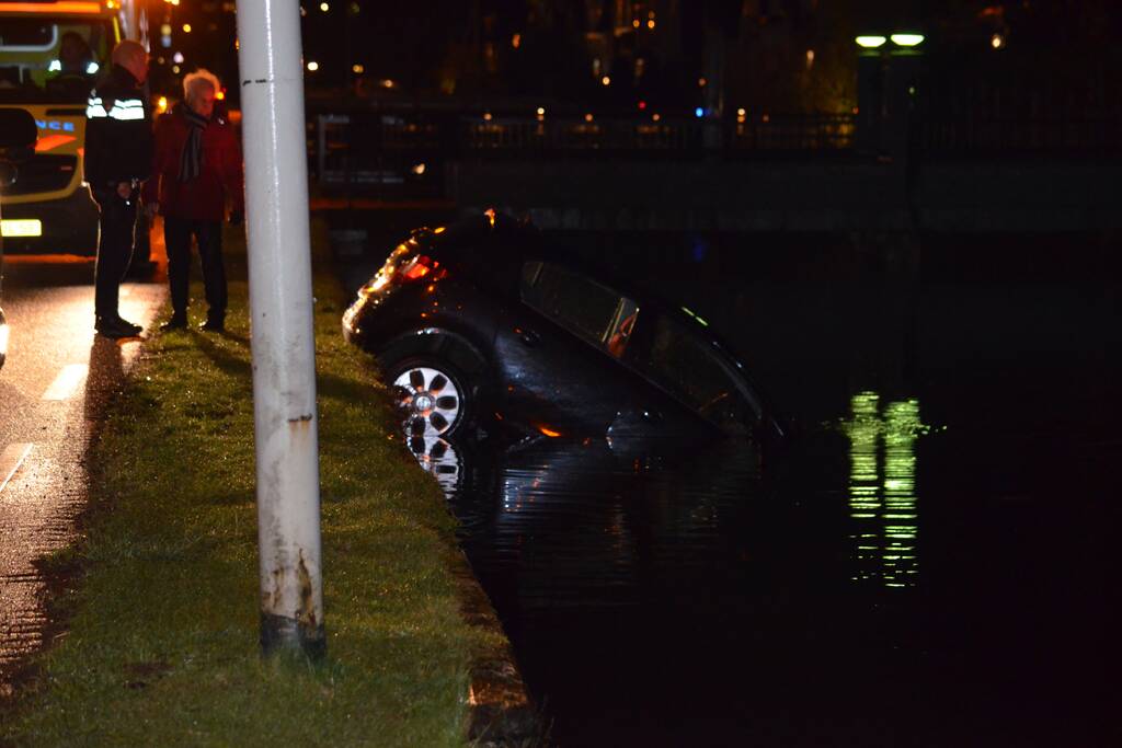 Personenauto belandt in het water