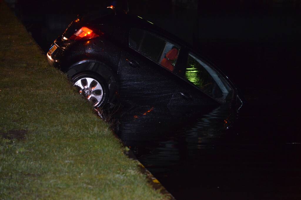 Personenauto belandt in het water
