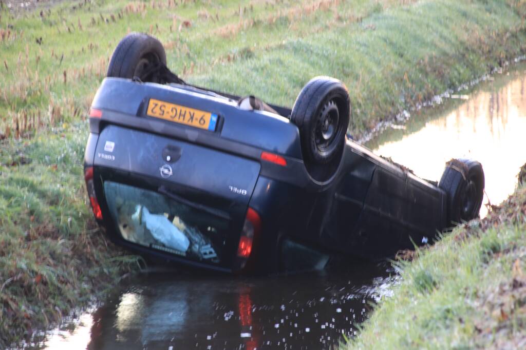 Auto belandt op de kop in sloot door spekgladde weg