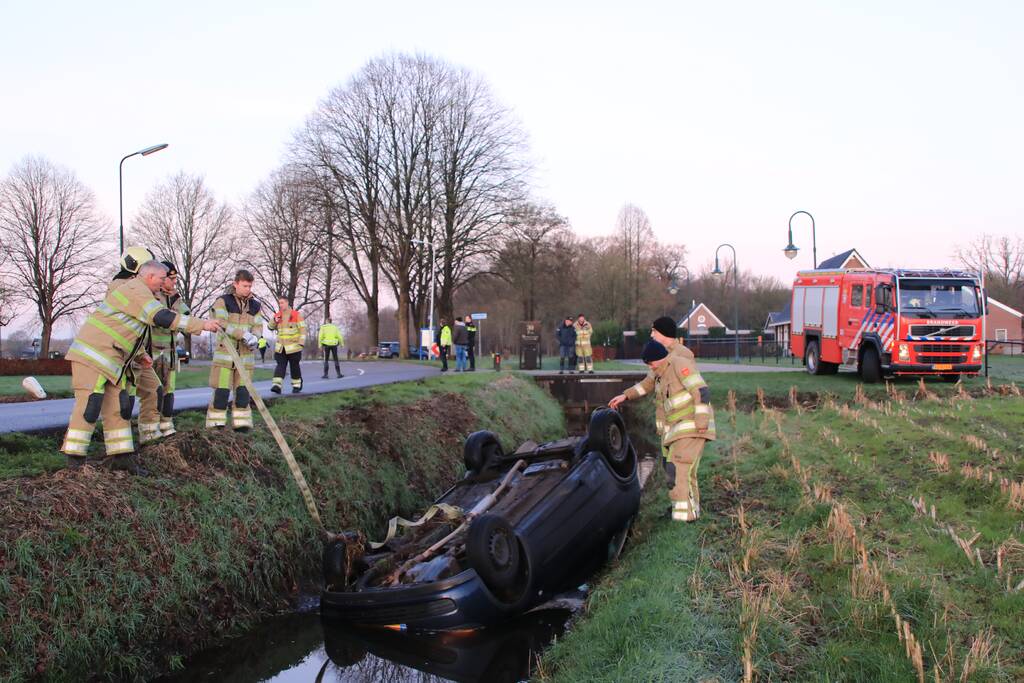 Auto belandt op de kop in sloot door spekgladde weg