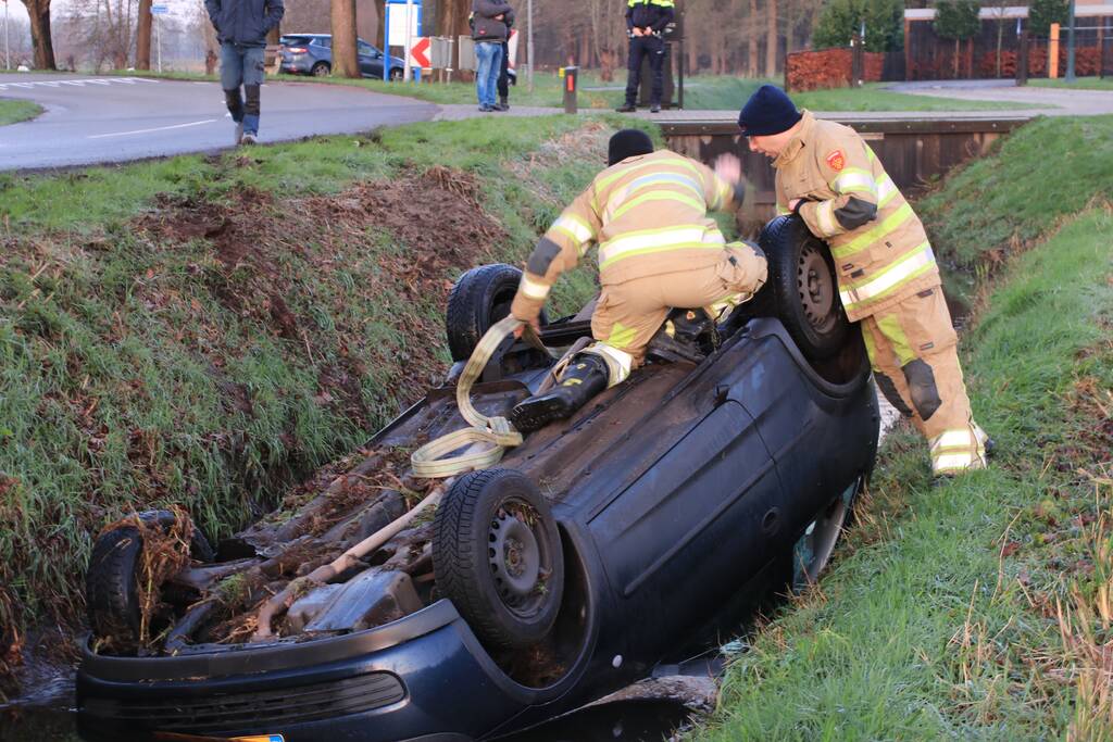 Auto belandt op de kop in sloot door spekgladde weg