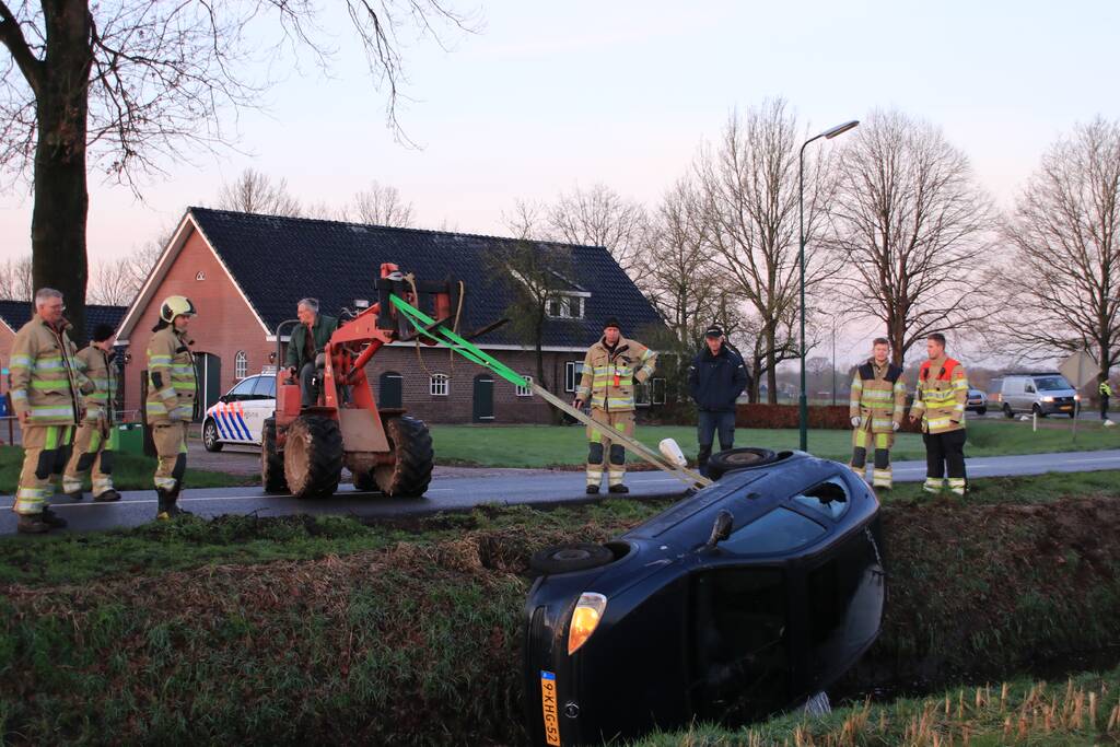 Auto belandt op de kop in sloot door spekgladde weg